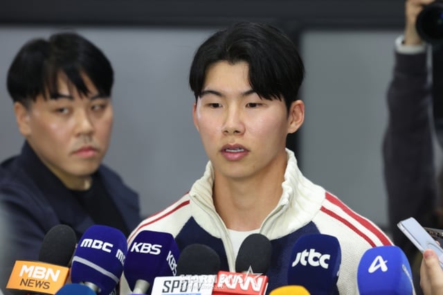 (인천공항=뉴스1) 황기선 기자 = 메이저리그(MLB) 진출 첫 시즌부터 월드시리즈(WS) 우승을 함께한 LA 다저스 김혜성이 6일 오후 인천국제공항을 통해 입국, 취재진 질문에 답하고 있다.   김혜성은 올해 정규시즌 71경기에 출전해 0.280의 타율과 3홈런 17타점 13도루 등을 기록했다. 2025.11.6/뉴스1  Copyright © 뉴스1. All rights reserved. 무단 전재 및 재배포,  AI학습 이용 금지. /사진=(인천공항=뉴스1) 황기선 기자