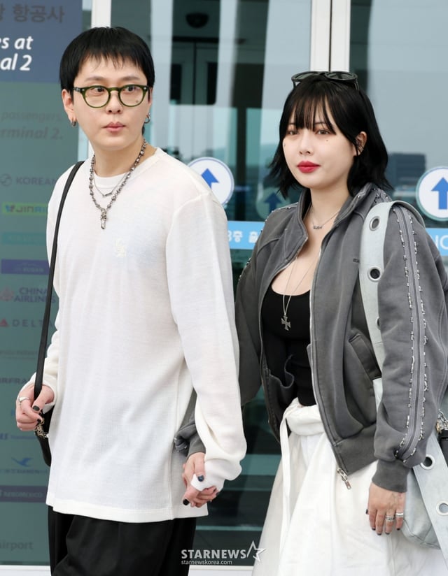 가수 현아(HyunA)와 용준형이 싱가포르 페스티벌 일정 차 30일 오후 인천국제공항을 통해 출국하고 있다. 2025.09.30 /사진=임성균 tjdrbs23@