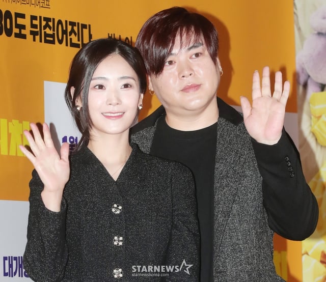 소율, 문희준 부부가 2일 오후 서울 송파구 롯데월드타워 롯데시네마에서 진행된 영화 '스위치' VIP 시사회에 참석해 포즈를 취하고 있다. '스위치'는 캐스팅 0순위 천만배우이자 자타공인 스캔들 메이커, 화려한 싱글 라이프를 만끽하던 톱스타 '박강'이 크리스마스에 인생이 180도 뒤바뀌는 순간을 맞이하면서 벌어지는 이야기를 담은 작품이다. 오는 4일 개봉. 2023.01.02