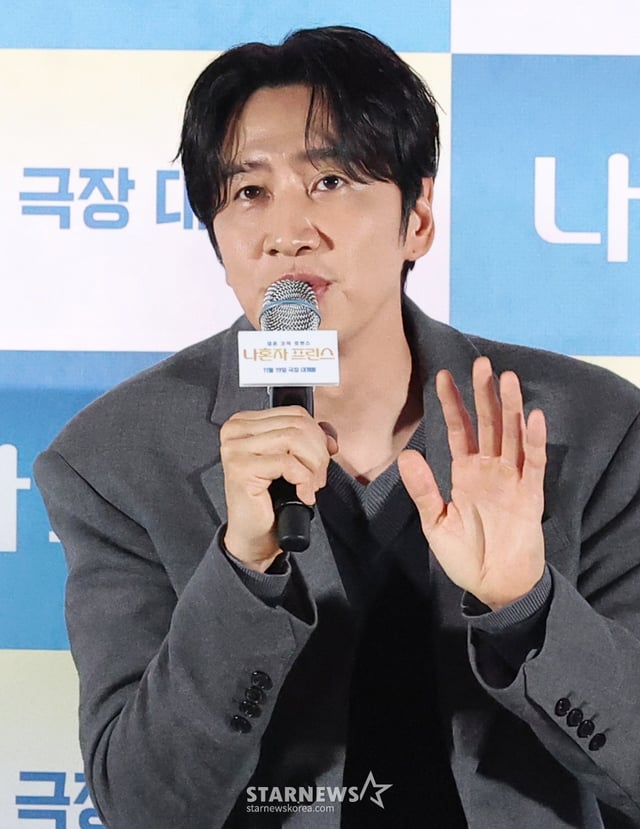 (서울=뉴스1) 권현진 기자 = 배우 이광수가 10일 서울 용산구 CGV용산아이파크몰에서 열린 영화 ‘나혼자 프린스’(감독 김성훈) 언론시사회에 참석해 취재진 질문에 답하고 있다. '나혼자 프린스'는 매니저, 여권, 돈 한 푼 없이 낯선 이국땅에 혼자 남겨진 아시아 프린스 강준우(이광수 분)가 펼치는 생존 코믹 로맨스다. 2025.11.10/뉴스1 Copyright © 뉴스1. All rights reserved. 무단 전재 및 재배포, AI학습 이용 금지. /사진=(서울=뉴스1) 권현진 기자