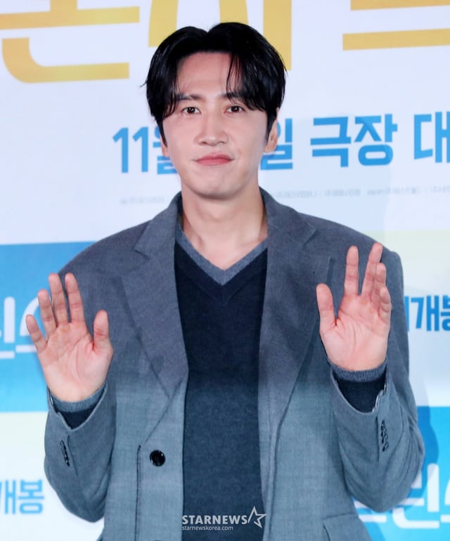 [서울=뉴시스] 김혜진 기자 = 배우 이광수가 10일 오후 서울 용산구 CGV용산아이파크몰에서 열린 영화 '나혼자 프린스'(감독 김성훈) 언론시사회에서 포즈를 취하고 있다. 2025.11.10. jini@newsis.com /사진=김혜진