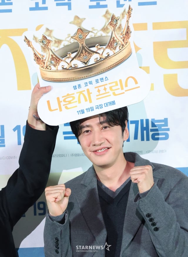 (서울=뉴스1) 권현진 기자 = 배우 이광수가 10일 서울 용산구 CGV용산아이파크몰에서 열린 영화 ‘나혼자 프린스’(감독 김성훈) 언론시사회에 참석해 포즈를 취하고 있다.   '나혼자 프린스'는 매니저, 여권, 돈 한 푼 없이 낯선 이국땅에 혼자 남겨진 아시아 프린스 강준우(이광수 분)가 펼치는 생존 코믹 로맨스다. 2025.11.10/뉴스1  Copyright © 뉴스1. All rights reserved. 무단 전재 및 재배포,  AI학습 이용 금지. /사진=(서울=뉴스1) 권현진 기자