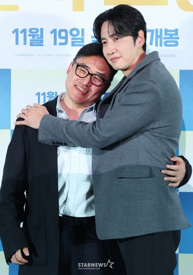 (서울=뉴스1) 권현진 기자 = 김성훈 감독과 배우 이광수(오른쪽)가 10일 서울 용산구 CGV용산아이파크몰에서 열린 영화 ‘나혼자 프린스’(감독 김성훈) 언론시사회에 참석해 포즈를 취하고 있다.   '나혼자 프린스'는 매니저, 여권, 돈 한 푼 없이 낯선 이국땅에 혼자 남겨진 아시아 프린스 강준우(이광수 분)가 펼치는 생존 코믹 로맨스다. 2025.11.10/뉴스1  Copyright © 뉴스1. All rights reserved. 무단 전재 및 재배포,  AI학습 이용 금지. /사진=(서울=뉴스1) 권현진 기자
