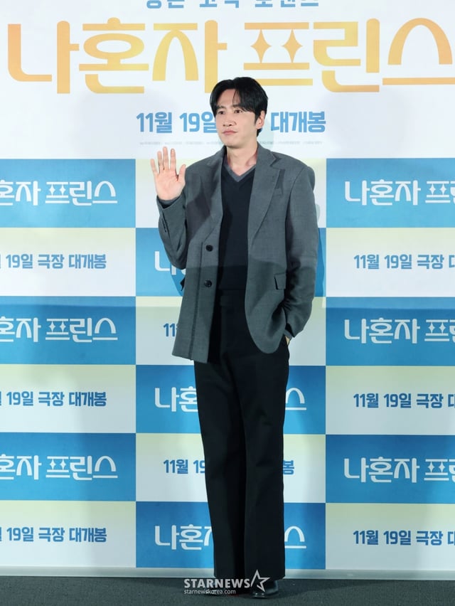 (서울=뉴스1) 권현진 기자 = 배우 이광수가 10일 서울 용산구 CGV용산아이파크몰에서 열린 영화 ‘나혼자 프린스’(감독 김성훈) 언론시사회에 참석해 포즈를 취하고 있다.   '나혼자 프린스'는 매니저, 여권, 돈 한 푼 없이 낯선 이국땅에 혼자 남겨진 아시아 프린스 강준우(이광수 분)가 펼치는 생존 코믹 로맨스다. 2025.11.10/뉴스1  Copyright © 뉴스1. All rights reserved. 무단 전재 및 재배포,  AI학습 이용 금지. /사진=(서울=뉴스1) 권현진 기자