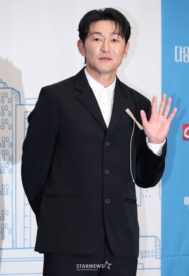배우 허준석이 10일 오후 서울 마포구 상암동 스탠포드호텔에서 진행된 TV조선 월화드라마 '다음생은 없으니까' 제작발표회에 참석해 포즈를 취하고 있다. 매일 같은 하루, 육아 전쟁과 쳇바퀴 같은 직장 생활에 지쳐가는, 마흔하나 세 친구의 더 나은 '완생'을 위한 좌충우돌 코믹 성장기 드라마 '다음생은 없으니까'는 오늘(10일) 첫 방송된다. /2025.11.10 /사진=이동훈 photoguy@