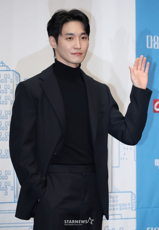 배우 장인섭이 10일 오후 서울 마포구 상암동 스탠포드호텔에서 진행된 TV조선 월화드라마 '다음생은 없으니까' 제작발표회에 참석해 포즈를 취하고 있다. 매일 같은 하루, 육아 전쟁과 쳇바퀴 같은 직장 생활에 지쳐가는, 마흔하나 세 친구의 더 나은 '완생'을 위한 좌충우돌 코믹 성장기 드라마 '다음생은 없으니까'는 오늘(10일) 첫 방송된다. /2025.11.10 /사진=이동훈 photoguy@