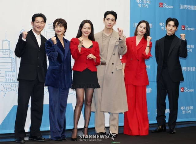 배우 허준석, 진서연, 김희선, 윤박, 한혜진, 장인섭이 10일 오후 서울 마포구 상암동 스탠포드호텔에서 진행된 TV조선 월화드라마 '다음생은 없으니까' 제작발표회에 참석해 포즈를 취하고 있다. 매일 같은 하루, 육아 전쟁과 쳇바퀴 같은 직장 생활에 지쳐가는, 마흔하나 세 친구의 더 나은 '완생'을 위한 좌충우돌 코믹 성장기 드라마 '다음생은 없으니까'는 오늘(10일) 첫 방송된다. /2025.11.10 /사진=이동훈 photoguy@
