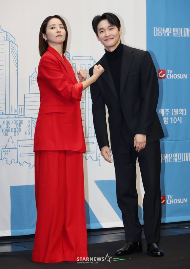 배우 한혜진, 장인섭이 10일 오후 서울 마포구 상암동 스탠포드호텔에서 진행된 TV조선 월화드라마 '다음생은 없으니까' 제작발표회에 참석해 포즈를 취하고 있다. 매일 같은 하루, 육아 전쟁과 쳇바퀴 같은 직장 생활에 지쳐가는, 마흔하나 세 친구의 더 나은 '완생'을 위한 좌충우돌 코믹 성장기 드라마 '다음생은 없으니까'는 오늘(10일) 첫 방송된다. /2025.11.10 /사진=이동훈 photoguy@