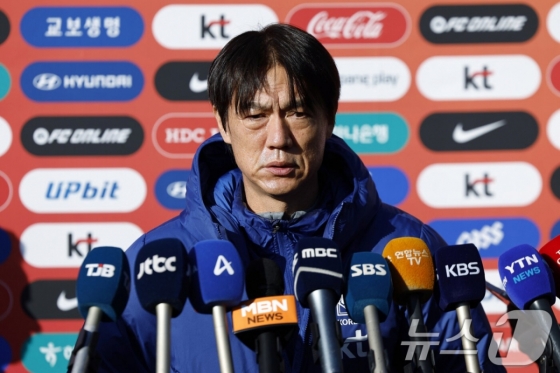 홍명보 감독이 10일 충남 천안시 입장면의 대한민국 축구종합센터에서 진행된 훈련 전 취재진 질문에 답하고 있다. /사진=뉴스1