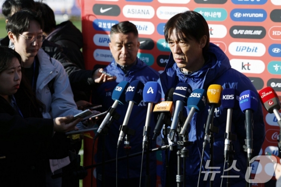 홍명보(오른쪽) 대한민국 축구국가대표팀 감독이 충남 천안시 입장면의 대한민국 축구종합센터에서 진행된 훈련에 앞서 취재진의 질문에 답하고 있다. /사진=뉴스1
