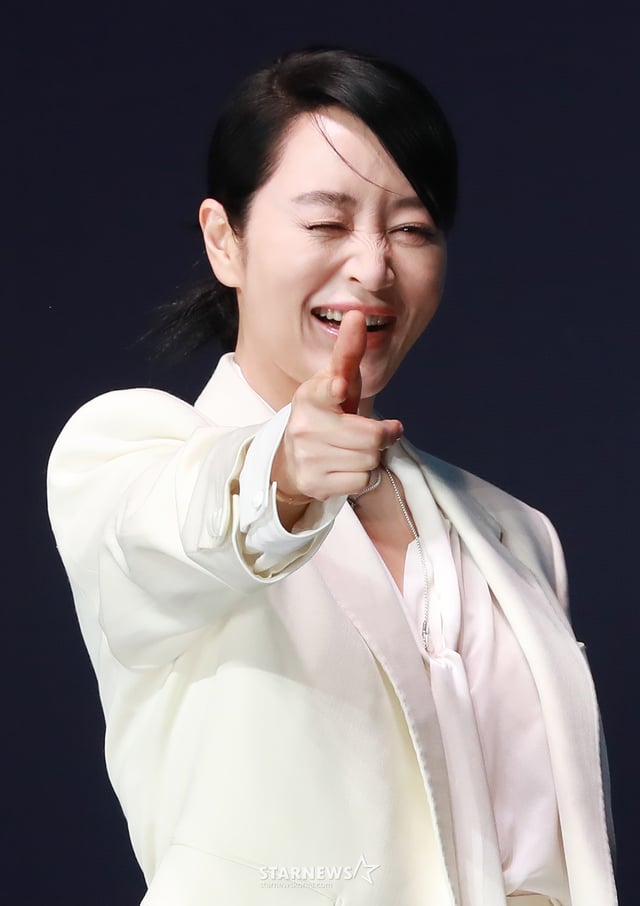 배우 김혜수가 8일 오전 서울 여의도 콘래드호텔에서 진행된 디즈니+ 오리지널 시리즈 '트리거' 제작발표회에 참석해 무대로 들어서고 있다.  나쁜 놈들의 잘못을 활짝 까발리기 위해 일단 카메라부터 들이대고 보는 지독한 탐사보도 프로 놈들의 이야기 '트리거'는 오는 15일 공개된다. /2025.01.08 /사진=이동훈 photoguy@