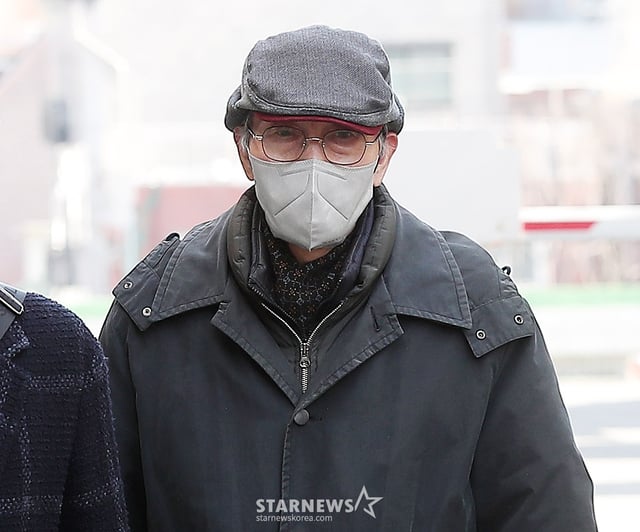 강제추행 혐의로 기소된 배우 오영수가 3일 오후 경기 성남시 수정구 단대동 수원지방법원 성남지원에서 진행되는 첫 공판에 출석하고 있다. 오영수는 지난 2017년 여성 A씨의 신체를 부적절하게 접촉한 혐의를 받고 있다. 2021년 12월 A씨는 경찰에 고소장을 제출했지만, 경찰은 불송치 결정을 내렸다. 이에 A씨가 이의신청을 했고, 수원지검 성남지청은 재수사를 해왔다. 오영수는 강제추행 혐의를 부인하고 있다. 그는 앞서 진행된 검찰 조사에서 A씨의 일방적인 주장이라는 입장을 보였다. 하지만 검찰은 지난해 11월 오영수를 불구속 기소했다. 2023.02.03