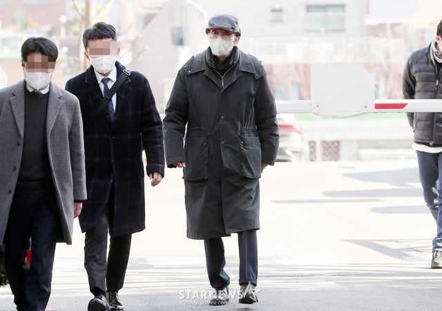강제추행 혐의로 기소된 배우 오영수가 3일 오후 경기 성남시 수정구 단대동 수원지방법원 성남지원에서 진행되는 첫 공판에 출석하고 있다.   오영수는 지난 2017년 여성 A씨의 신체를 부적절하게 접촉한 혐의를 받고 있다. 2021년 12월 A씨는 경찰에 고소장을 제출했지만, 경찰은 불송치 결정을 내렸다. 이에 A씨가 이의신청을 했고, 수원지검 성남지청은 재수사를 해왔다.  오영수는 강제추행 혐의를 부인하고 있다. 그는 앞서 진행된 검찰 조사에서 A씨의 일방적인 주장이라는 입장을 보였다. 하지만 검찰은 지난해 11월 오영수를 불구속 기소했다. 2023.02.03