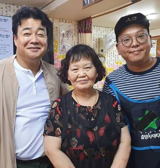 백종원(왼쪽부터), 포방터 권상후 씨 어머니와 권상훈 씨/사진=홍탁집 SNS