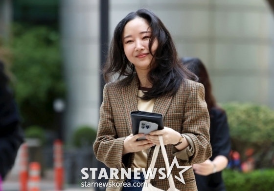 [서울=뉴시스] 홍효식 기자 = 민희진 전 어도어 대표가 11일 오후 서울 서초구 서울중앙지법에서 열린 하이브와의 주식 매매대금 청구 및 주주 간 계약 해지 확인 소송 관련 변론에 출석하고 있다. 2025.09.11. yesphoto@newsis.com /사진=홍효식