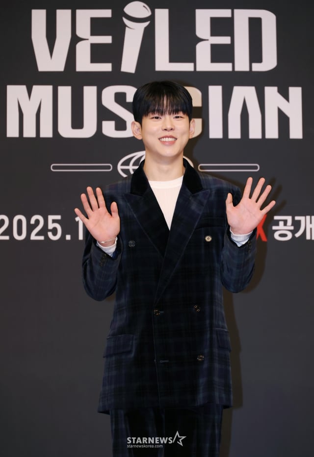 가수 폴킴이 12일 오후 서울 양천구 목동 SBS에서 진행된 오디션 예능 '베일드 뮤지션' 제작발표회에 참석해 포즈를 취하고 있다. /2025.11.12 /사진=이동훈 photoguy@