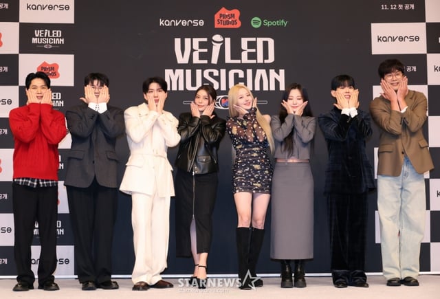 이홍희PD, 신용재, 기현, 에일리, 벨, 안지영, 폴킴, 최다니엘이 12일 오후 서울 양천구 목동 SBS에서 진행된 오디션 예능 '베일드 뮤지션' 제작발표회에 참석해 포즈를 취하고 있다. /2025.11.12 /사진=이동훈 photoguy@
