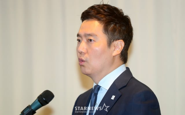 [서울=뉴시스] 김혜진 기자 = 김세의 가로세로연구소 대표가 7일 오후 서울 강남구 스페이스쉐어에서 열린 배우 김수현의 중대범죄 관련 기자회견에서 인사말을 하고 있다. 2025.05.07. jini@newsis.com /사진=김혜진