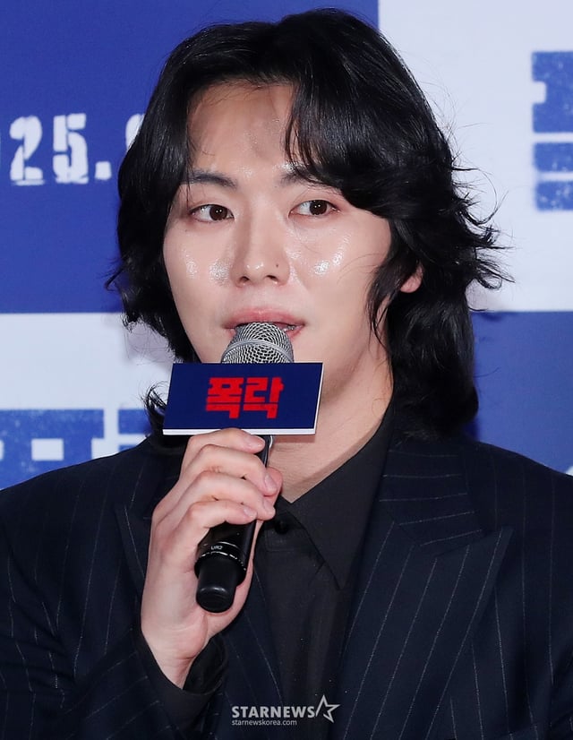배우 안우연이 6일 오후 서울 용산구 아이파크몰 CGV에서 진행된 영화 '폭락' 언론시사회 및 기자간담회에 참석해 인사말을 하고 있다.  '폭락'은 고(故) 송재림 배우의 유작이자 가상화폐 시장에 뛰어든 청년 사업가 혹은 사기꾼의 이야기를 그린 영화다. 오는 15일 개봉. 2025.01.06 /사진=김창현 chmt@