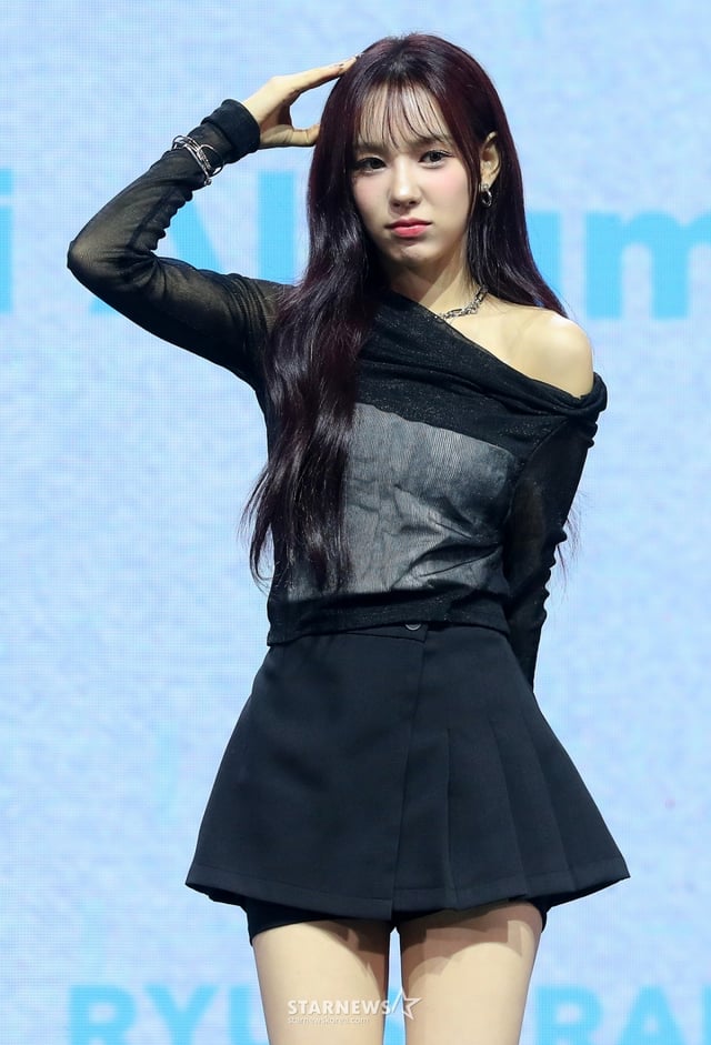 걸그룹 이즈나(izna) 유사랑이 25일 오후 서울 광진구 예스24 라이브홀에서 진행된 첫 번째 미니앨범 'N/a' 쇼케이스에 참석해 포즈를 취하고 있다.  이즈나는 엠넷 걸그룹 데뷔 서바이벌 '아이랜드2'에서 전 세계 217개 국가 및 지역 글로벌 K-POP 팬들의 선택을 받아 탄생한 걸그룹이다. 2024.11.25 /사진=김창현 chmt@