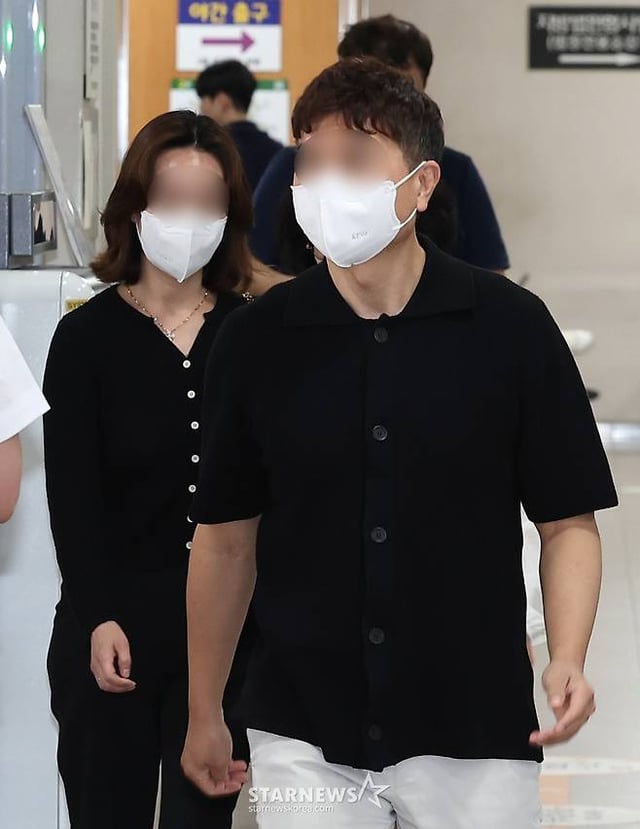 박수홍의 출연료 등 20억 원을 빼돌린 혐의를 받는 친형 박모씨와 형수 이모씨 /사진=(서울=뉴스1) 김성진 기자