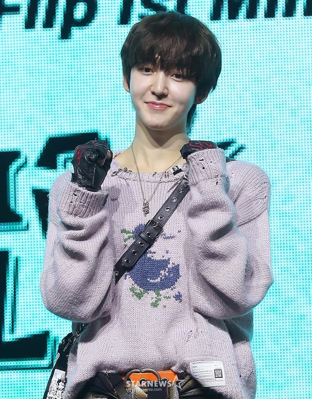 JYP 신인 그룹 킥플립(KickFlip) 동현이 20일 오후 서울 광진구 예스24 라이브홀에서 진행된 첫 미니 앨범 'Flip it, Kick it!'(플립 잇, 킥 잇!) 발매 기념 쇼케이스에 참석해 포즈를 취하고 있다. 킥플립의 이번 데뷔 앨범에는 타이틀곡 'Mama Said (뭐가 되려고?)'를 필두로 '응 그래', 'WARRIORS'(워리어스), 'Knock Knock'(낙 낙), 'Like A Monster'(라이크 어 몬스터), '내일에서 만나'까지 총 6트랙이 수록됐다. 2025.01.20 /사진=김창현 chmt@