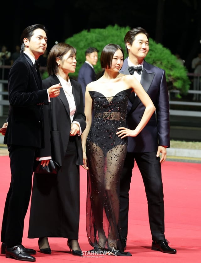 배우 유지태, 이진욱, 금새록과 임선애감독,이성진 프로듀서가 17일 부산 해운대 영화의 전당에서 열리는 부산국제영화제 'BIFF2025' 개막식 레드카펫에서 포토타임을 갖고 있다. 2025.09.17. /사진=강영조 cameratalks@