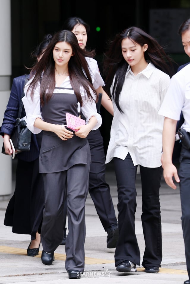 뉴진스 다니엘, 민지가 14일 서울 지방법원에서 열린 전속계약 유효 확인 소송 변론을 마친 뒤 법원을 나서고 있다. /2025.08.14 /사진=김휘선 hwijpg@