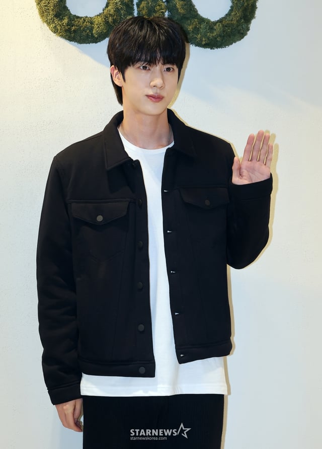 (서울=뉴스1) 김진환 기자 = BTS 진이 1일 오후 서울 강남구 도산공원에 위치한 프리미엄 라이프스타일 브랜드 알로(alo) 플래그십 스토어에서 열린 포토행사에 참석해 포즈를 취하고 있다. 2025.7.1/뉴스1 Copyright © 뉴스1. All rights reserved. 무단 전재 및 재배포, AI학습 이용 금지. /사진=(서울=뉴스1) 김진환 기자
