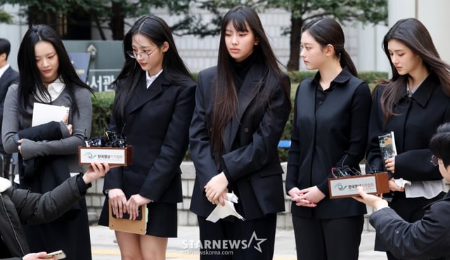 [서울=뉴시스] 추상철 기자 = 그룹 뉴진스(NJZ 하니, 민지, 혜인, 해린, 다니엘)가 3월 7일 오후 서울 서초구 서울중앙지방법원에서 열린 '어도어, 뉴진스 상대 기획사 지위보전 및 광고계약 체결 등 금지 가처분' 심문기일을 마친 후 취재진의 질문에 답변하고 있다. 2025.03.07. scchoo@newsis.com /사진=추상철