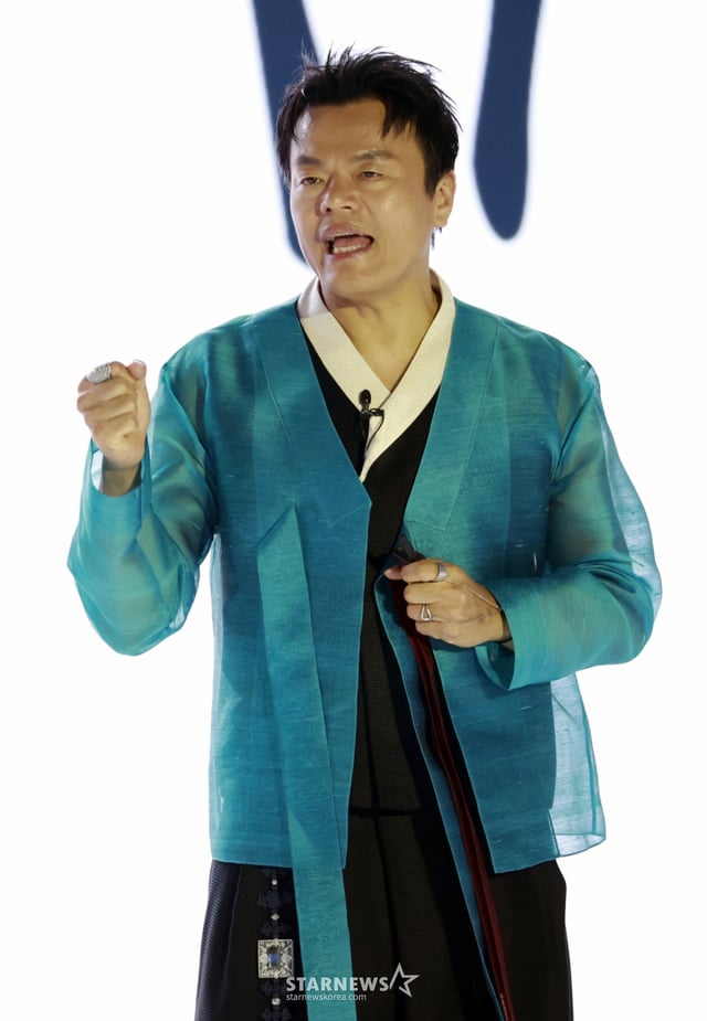 [고양=뉴시스] 최동준 기자 = 박진영 대중문화교류위원회 공동위원장이 1일 경기 고양시 킨텍스에서 열린 대중문화교류위원회 출범식에서 위원회 전략 및 비전 발표를 하고 있다. 2025.10.01. photocdj@newsis.com /사진=최동준