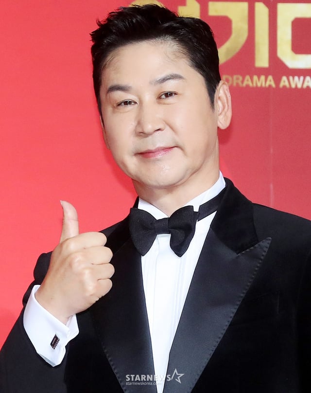 방송인 신동엽이 21일 오후 서울 마포구 상암동 SBS프리즘타워에서 진행된 '2024 SBS 연기대상' 레드카펫 행사에 참석해 포즈를 취하고 있다. 2024.12.21 /사진=김창현 chmt@