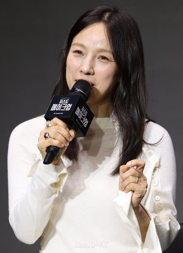 (서울=뉴스1) 권현진 기자 = 가수 이효리가 1일 서울 광진구 풀만 앰버서더 서울 이스트폴에서 열린 쿠팡플레이 '저스트 메이크업' 제작발표회에 참석해 취재진 질문에 답하고 있다. '저스트 메이크업'은 대한민국을 넘어 세계적으로 K-뷰티를 대표하는 메이크업 아티스트들이 자신만의 색깔로 치열하게 맞붙는 초대형 메이크업 서바이벌 프로그램으로 이효리가 MC를 맡았다. 2025.10.1/뉴스1 Copyright © 뉴스1. All rights reserved. 무단 전재 및 재배포, AI학습 이용 금지. /사진=(서울=뉴스1) 권현진 기자