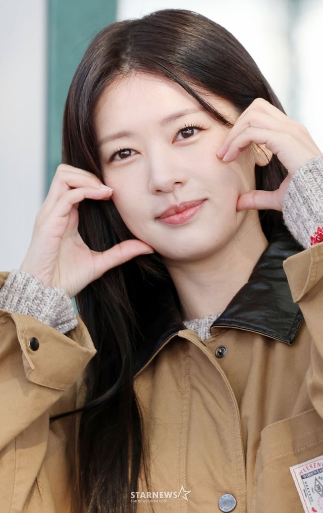 배우 정소민이 패션매거진 화보 촬영 차 영국 런던으로 20일 오전 인천국제공항을 통해 출국하고 있다. 2025.10.20 /사진=임성균 tjdrbs23@