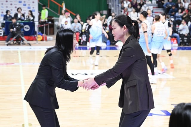 신한은행 최윤아 감독(왼쪽)과 BNK 박정은 감독이 악수를 나누고 있다. /사진=WKBL 제공