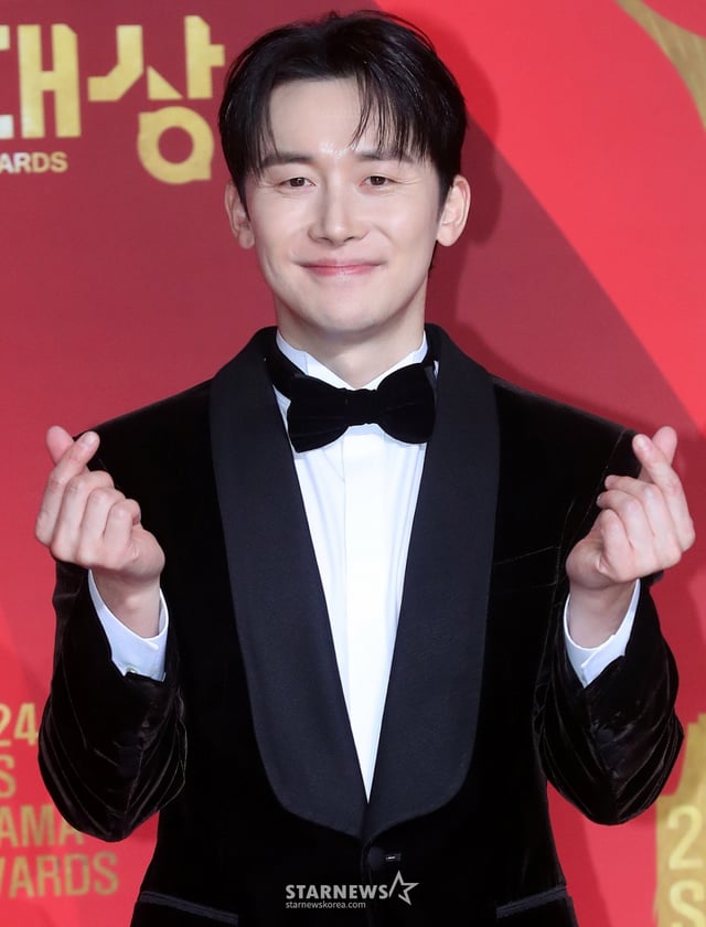 배우 김준한이 21일 오후 서울 마포구 상암동 SBS프리즘타워에서 진행된 '2024 SBS 연기대상' 레드카펫 행사에 참석해 포즈를 취하고 있다. 2024.12.21 /사진=김창현 chmt@