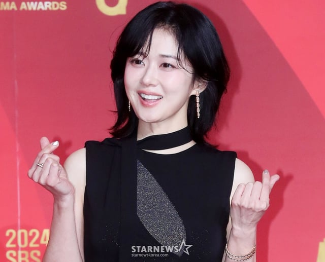 배우 장나라가 21일 오후 서울 마포구 상암동 SBS프리즘타워에서 진행된 '2024 SBS 연기대상' 레드카펫 행사에 참석해 포즈를 취하고 있다. 2024.12.21 /사진=김창현 chmt@