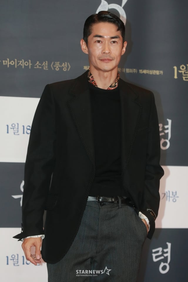 배우 배정남이 12일 오후 서울 CGV용산아이파크몰에서 진행된 영화 '유령'(감독 이해영) VIP시사회에 참석해 포즈를 취하고 있다. 933년 경성, 조선총독부에 항일조직이 심어놓은 스파이 '유령'으로 의심받으며 외딴 호텔에 갇힌 용의자들이 의심을 뚫고 탈출하기 위해 벌이는 사투와 진짜 '유령'의 멈출 수 없는 작전을 그린 영화 '유령'은 오는 18일 개봉한다. /2023.01.12
