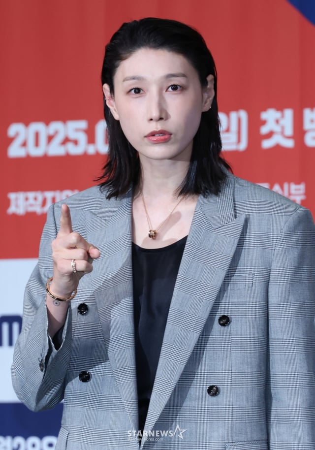 전 배구 국가대표선수 김연경이 24일 오후 서울 마포구 상암동 MBC에서 진행된 예능프로그램 '신인감독 김연경' 제작발표회에 참석해 포즈를 취하고 있다. 신인감독으로 돌아온 배구계의 전설 배구황제 김연경의 구단 창설 프로젝트 '신인감독 김연경'은 오는 28일 첫 방송된다. /2025.09.24 /사진=이동훈 photoguy@