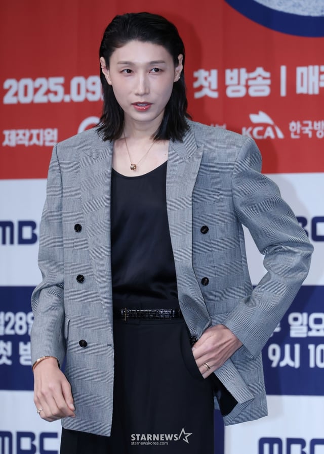 전 배구 국가대표선수 김연경이 24일 오후 서울 마포구 상암동 MBC에서 진행된 예능프로그램 '신인감독 김연경' 제작발표회에 참석해 포즈를 취하고 있다. 신인감독으로 돌아온 배구계의 전설 배구황제 김연경의 구단 창설 프로젝트 '신인감독 김연경'은 오는 28일 첫 방송된다. /2025.09.24 /사진=이동훈 photoguy@