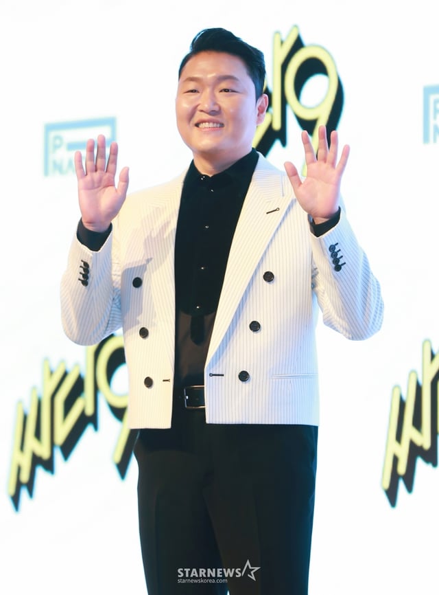 가수 싸이(PSY)가 29일 오후 서울 영등포구 페어몬트 앰배서더 서울에서 진행된 정규 9집 '싸다9' 발매기념 청음회에 참석해 포즈를 취하고 있다. '싸이의 다채로운 9집'이라는 뜻을 갖고 있는 이번 앨범 '싸다9'는 '방탄소년단'(BTS) 멤버 슈가와 함께 공동 프로듀싱, 작사·작곡·편곡한 타이틀 곡 '댓 댓'(That That)을 비롯한 총 12곡이 수록됐다. /2022.04.29