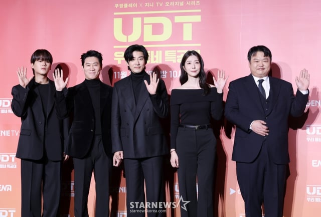 배우 이정하, 진선규, 윤계상, 김지현, 고규필이 17일 서울 광진구 풀만 앰버서더 서울이스트폴에서 진행된 쿠팡플레이x지니TV 시리즈 'UDT: 우리 동네 특공대' 제작발표회에 참석해 포즈를 취하고 있다. /2025.11.17 /사진=김휘선 hwijpg@