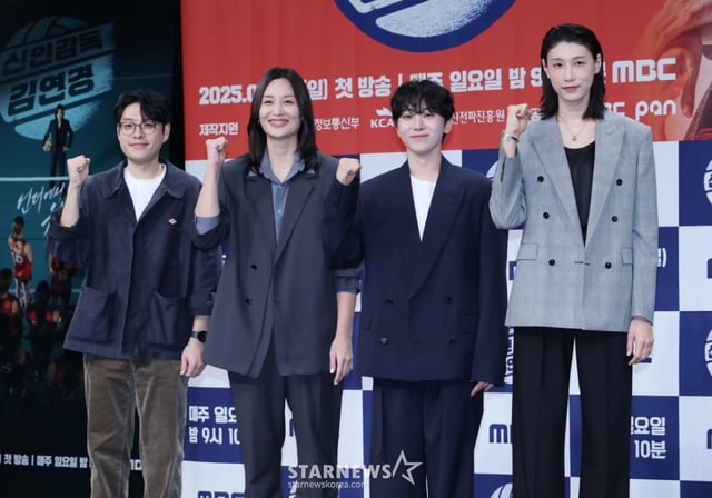 권락희 PD, 전 국가대표 배구 선수 표승주, 세븐틴 승관, 전 국가대표 배구 선수 김연경이 24일 오후 서울 마포구 상암동 MBC에서 진행된 예능프로그램 '신인감독 김연경' 제작발표회에 참석해 포즈를 취하고 있다. 신인감독으로 돌아온 배구계의 전설 배구황제 김연경의 구단 창설 프로젝트 '신인감독 김연경'은 오는 28일 첫 방송된다. /2025.09.24 /사진=이동훈 photoguy@
