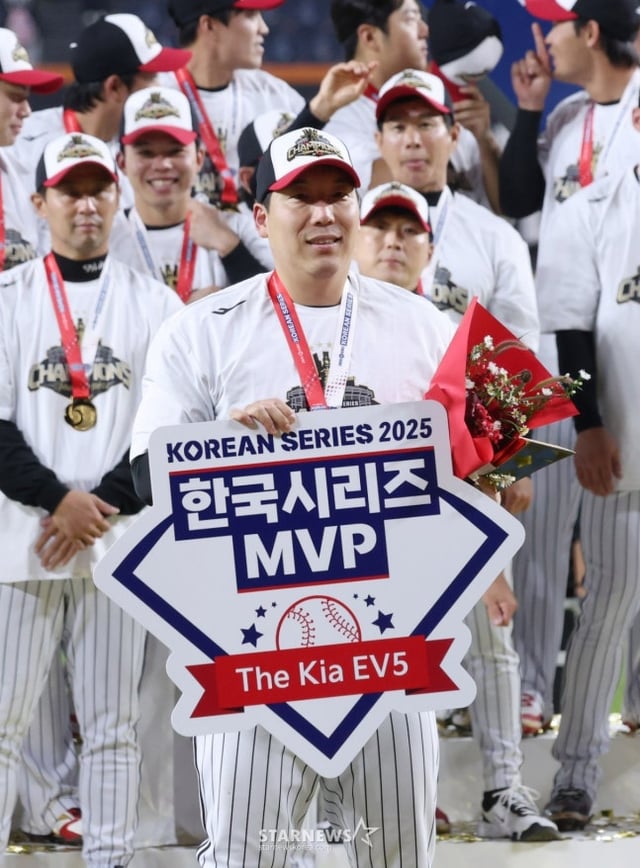 2025 KBO리그 한국시리즈 5차전 한화 이글스 대 LG 트윈스전이 31일 대전 한화생명 볼파크에서 열렸다. LG 트윈스가 4승1패로 우승을 차지했다. 김현수가 한국시리즈 MVP 수상 후 포즈를 취하고 있다. /사진=김진경 대기자