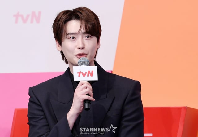 배우 이종석이 1일 서울 영등포구 더링크서울 트리뷰트포트폴리오 호텔에서 열린 tvN 새 토일드라마 '서초동' 제작발표회에 참석해 질의응답을 하고 있다. /2025.07.01 /사진=김휘선 hwijpg@