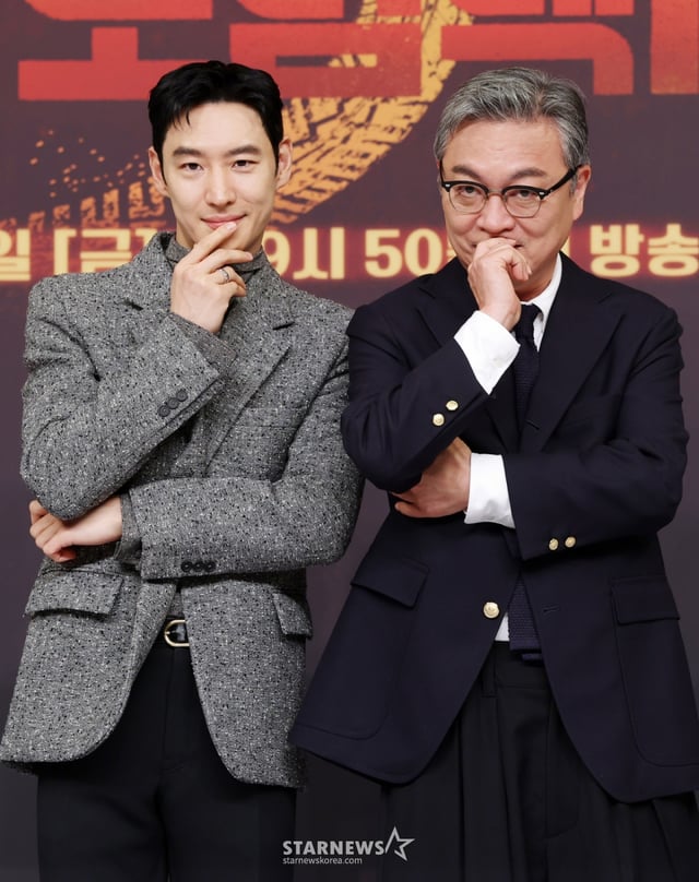 배우 이제훈, 김의성이 18일 서울 양천구 목동 SBS에서 진행된 금토드라마 '모범택시3' 제작발표회에 참석해 포즈를 취하고 있다./2025.11.18 /사진=김휘선 hwijpg@