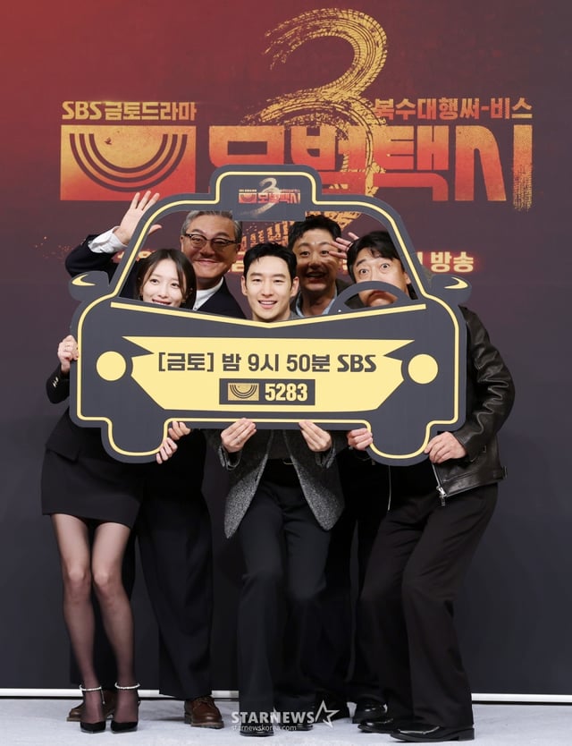 배우 김의성, 배유람, 장혁진, 이제훈, 표예진(뒷줄 왼쪽부터 시계방향)이 18일 서울 양천구 목동 SBS에서 진행된 금토드라마 '모범택시3' 제작발표회에 참석해 포즈를 취하고 있다./2025.11.18 /사진=김휘선 hwijpg@