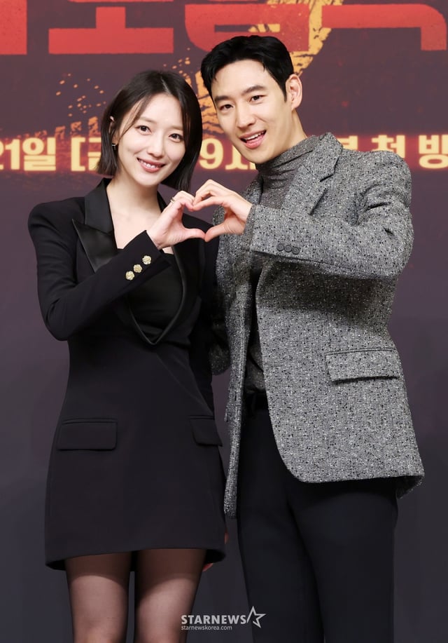 배우 표예진, 이제훈이 18일 서울 양천구 목동 SBS에서 진행된 금토드라마 '모범택시3' 제작발표회에 참석해 포즈를 취하고 있다./2025.11.18 /사진=김휘선 hwijpg@