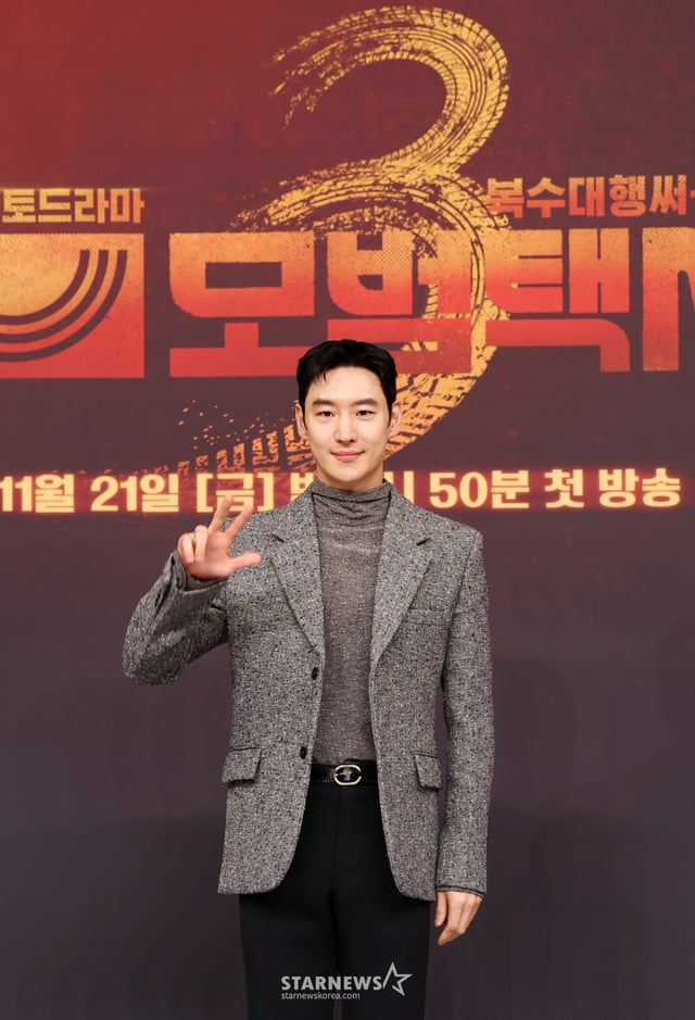 배우 이제훈이 18일 서울 양천구 목동 SBS에서 진행된 금토드라마 '모범택시3' 제작발표회에 참석해 포즈를 취하고 있다./2025.11.18 /사진=김휘선 hwijpg@