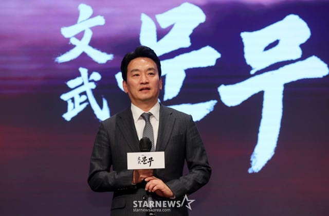 [서울=뉴시스] 김혜진 기자 = 박장범 KBS 사장이 18일 오후 서울 구로구 더 세인트에서 열린 KBS2 대하사극 '문무(文武)' 제작보고회에서 인사말을 하고 있다. 2025.11.18. jini@newsis.com /사진=김혜진